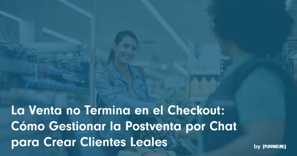 Una mujer sonriente en una caja habla con una cajera en un supermercado. La imagen OpenGraph se superpone a un texto en español sobre la gestión del chat postventa para clientes fieles. Las estanterías con productos completan la escena amable y profesional.