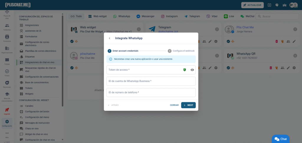Una interfaz de software muestra una ventana emergente titulada "Integrar WhatsApp" con campos para el token de acceso, la cuenta de WhatsApp Business y el número. La barra lateral de Plis Chat Me Escritorio presenta opciones de configuración, y un botón azul de chat aparece en la parte inferior derecha.