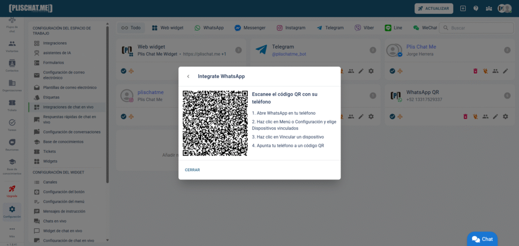 El panel de control de un sitio web muestra una ventana emergente titulada "Integrar WhatsApp" con un gran código QR en blanco y negro a la izquierda. A la derecha, Plis Chat Me Escritorio muestra instrucciones en español para escanear y conectar WhatsApp. El panel de control principal aparece difuminado en el fondo.